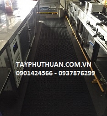 Thảm lót sàn có lỗ thoát nước nơi ẩm ướt